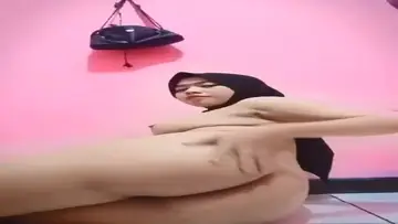 Bokep Jilbab Colmek Sambil Nunggu Pacar Datang Sange poster